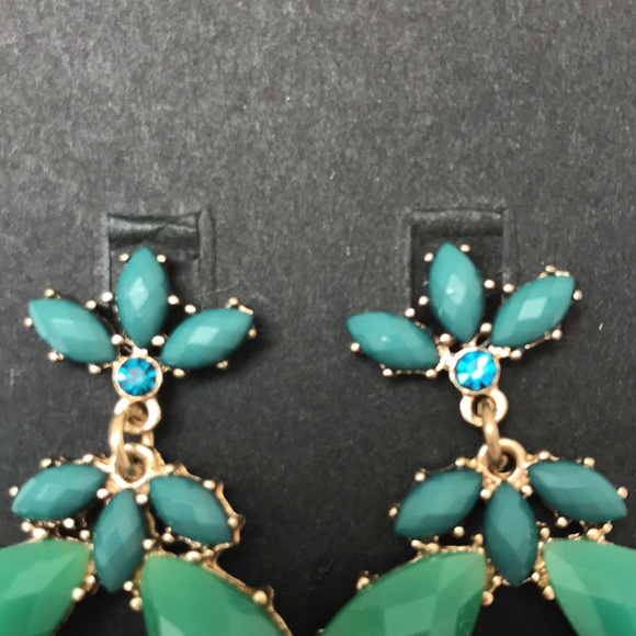 No name brand beautiful trendy, chandelier earrings. - Picture 3 of 5